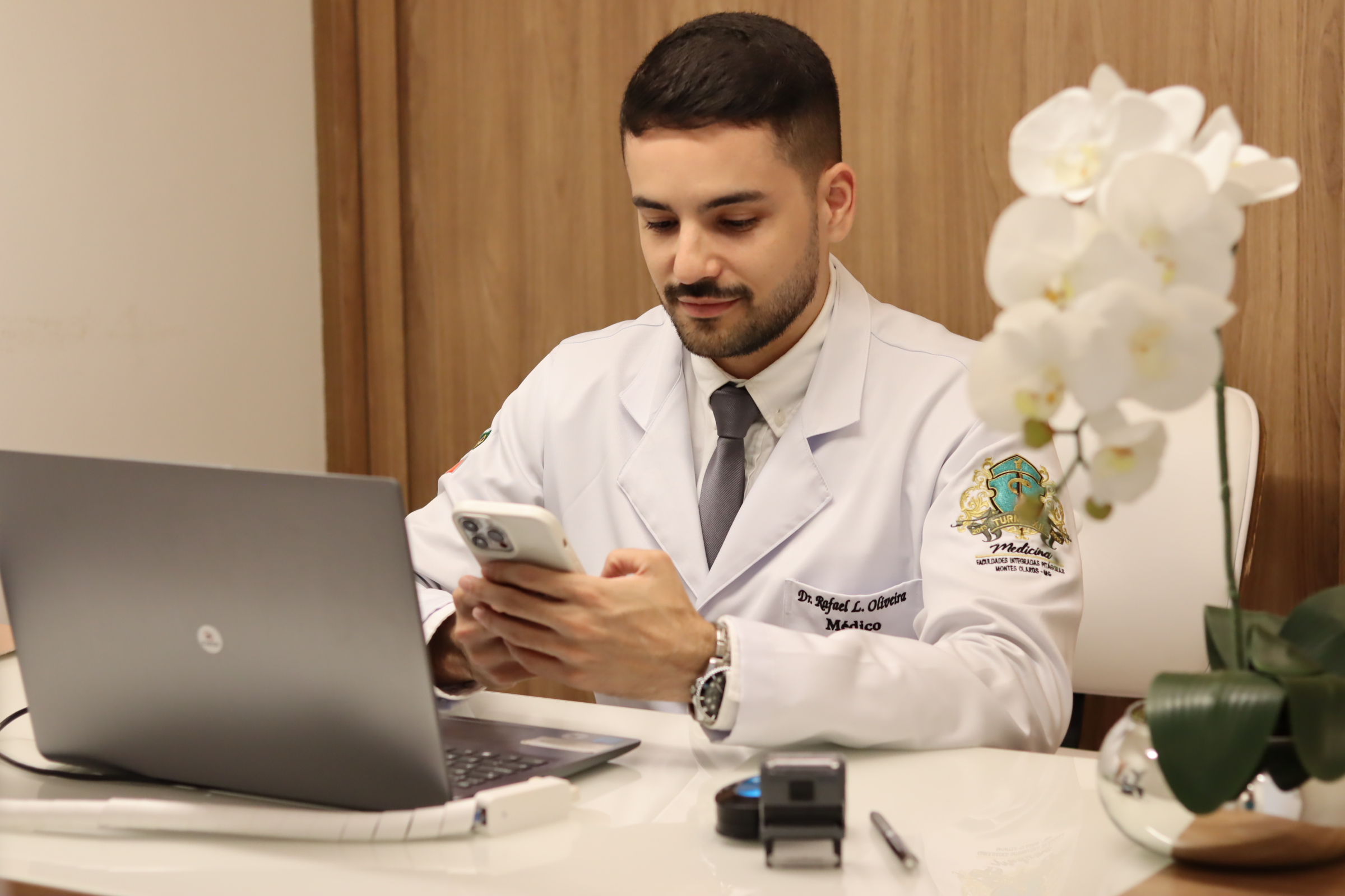 Dr. Rafael Oliveira em atendimento