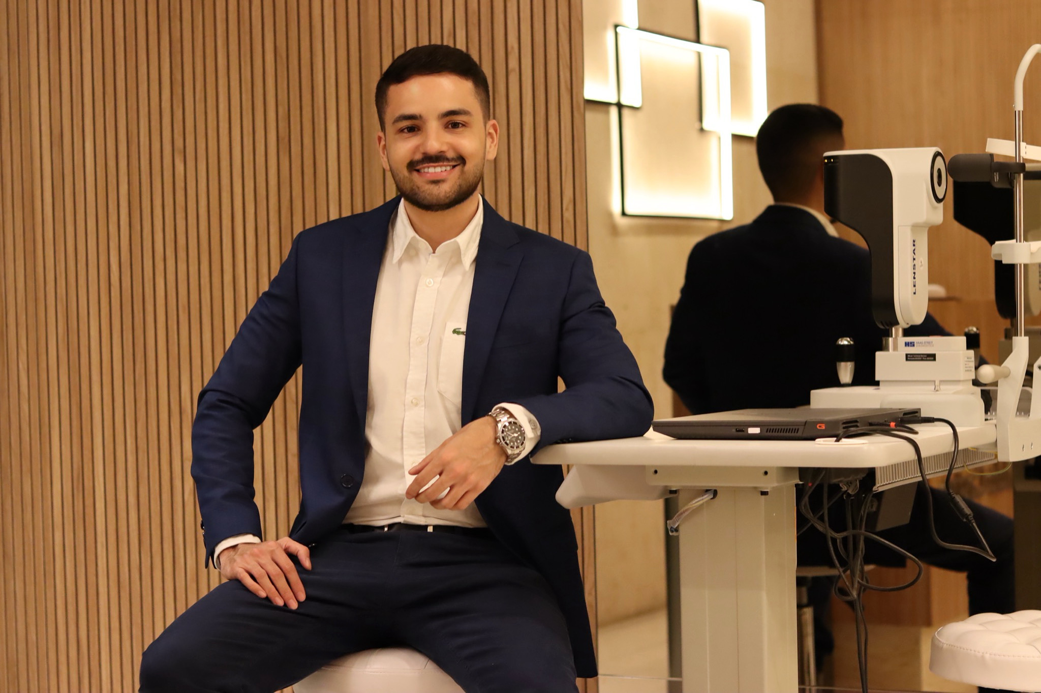 Dr. Rafael Oliveira em consult&oacute;rio oftalmol&oacute;gico